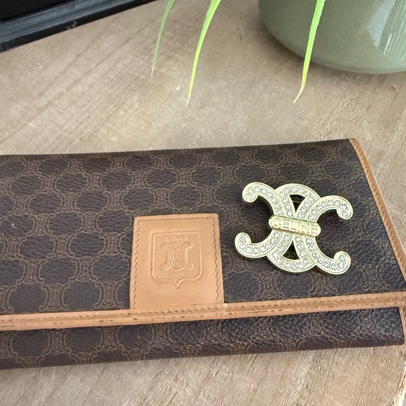 ✨ Crystal Logo-Style Brooch ✨ - Picture 3 of 5